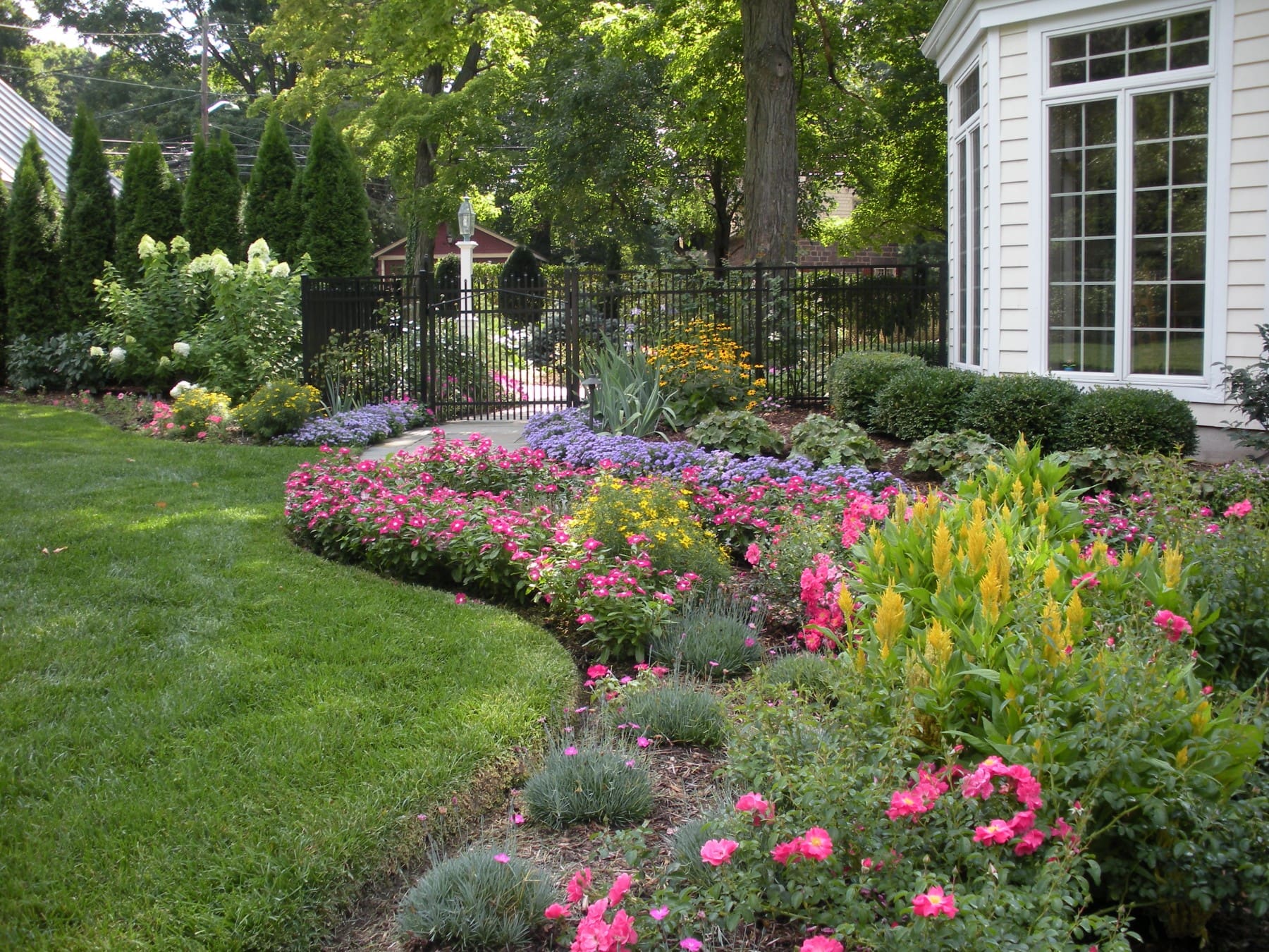 What mulch color/ variety should I replace the current mulch with to make  it look better? We have decorative stones on the border shown here and all  around our home . : r/landscaping